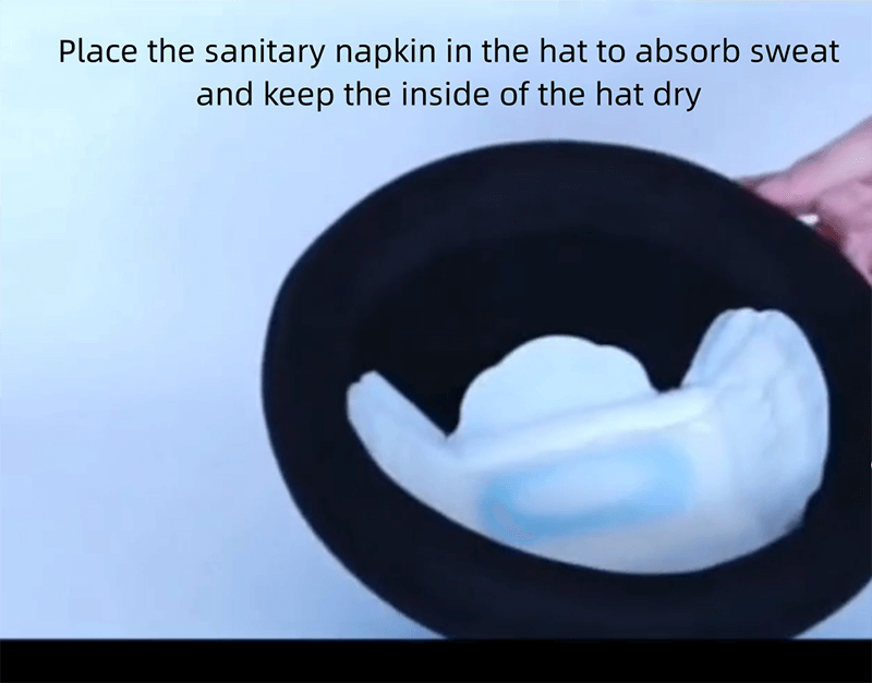Coloque la toalla sanitaria en el sombrero para absorber el sudor y mantener seco el interior del sombrero.